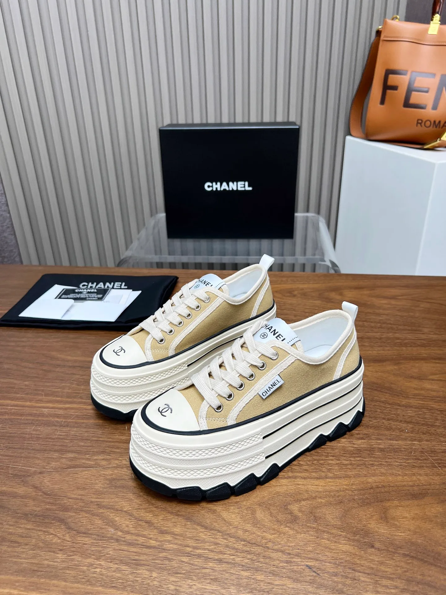 👟👟Ex-factory price 460👟👟 Top version, original quality! ! ! Chanel Chanel - 2025 biscuit shoes, the top casual sports shoes in the counter. This classic design; the style of the upper is made of various craftsmanship; the outsole is fashionable and sporty; the unusual inclusion of a variety of color matching elements... The diversified mix and match is very beautiful and versatile, casual, fashionable, sports and outdoor can be taken into account... ꫛꫀꪝ Go➫ Material: ❶Upper made of: original canvas ❷Inside made of: sheepskin ❸Outsole based on: Original TPU combination outsole, counter quality packaging, complete set for women 35–40